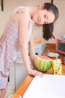 办公室里没人叫大声点